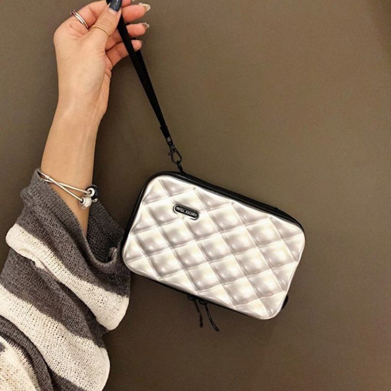 Crossbody Kabelky S Embosováním Z Pvc S Chlopní